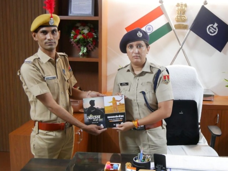 कॉन्स्टेबल प्रेमाराम ने एसपी को अपनी दो पुस्तकें भेंट कीं।