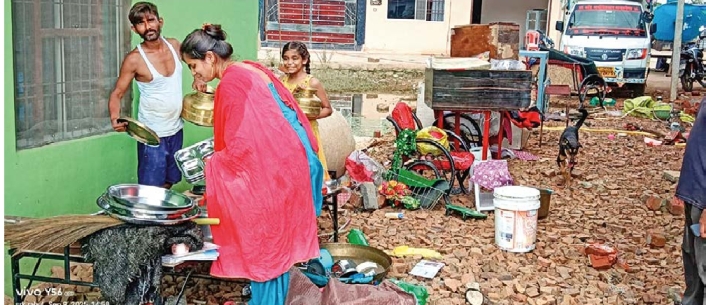 घरों से निकालकर सामान सुखा रहे रहवासी।