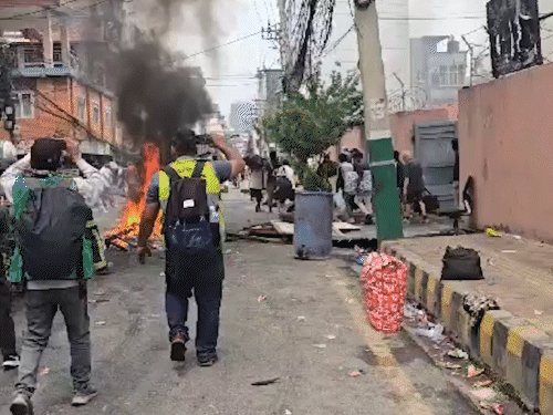 नेपाल के दिल्ली बाजार जेल से भागते हुए कैदी। - Dainik Bhaskar