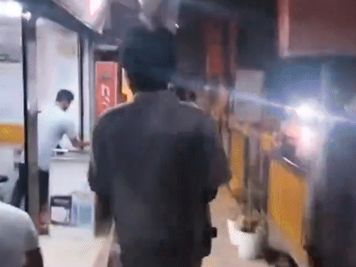 नगरपालिक कर्मचारी उसका पीछा करते हुए दुकान तक पहुंच जाते हैं