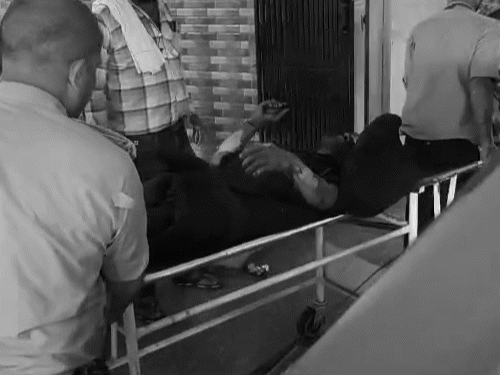 युवक का लखनऊ के सिविल अस्पताल में इलाज चल रहा है। उसकी हालत गंभीर है।