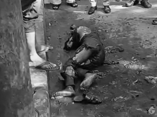 खुद को आग लगाने वाला योगेंद्र जमीन पर पड़ा रहा। उसे कंबल में लपेटकर अस्पताल ले जाया गया। - Dainik Bhaskar