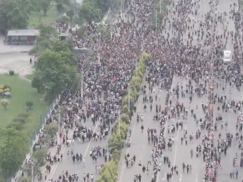 नेपाल में 8 सितंबर को भ्रष्टाचार और सोशल मीडिया बैन के खिलाफ हजारों युवाओं ने विरोध प्रदर्शन शुरू किया। - Dainik Bhaskar