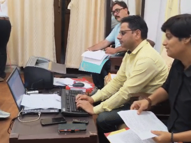 इंदौर में एक्सीलेंस स्कूल की प्रिंसिपल को लोकायुक्त पुलिस ने रिश्वत लेते रंगेहाथ पकड़ा। - Dainik Bhaskar