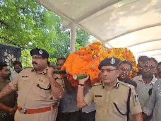 Big officers of the police department attended the funeral of Aarti.