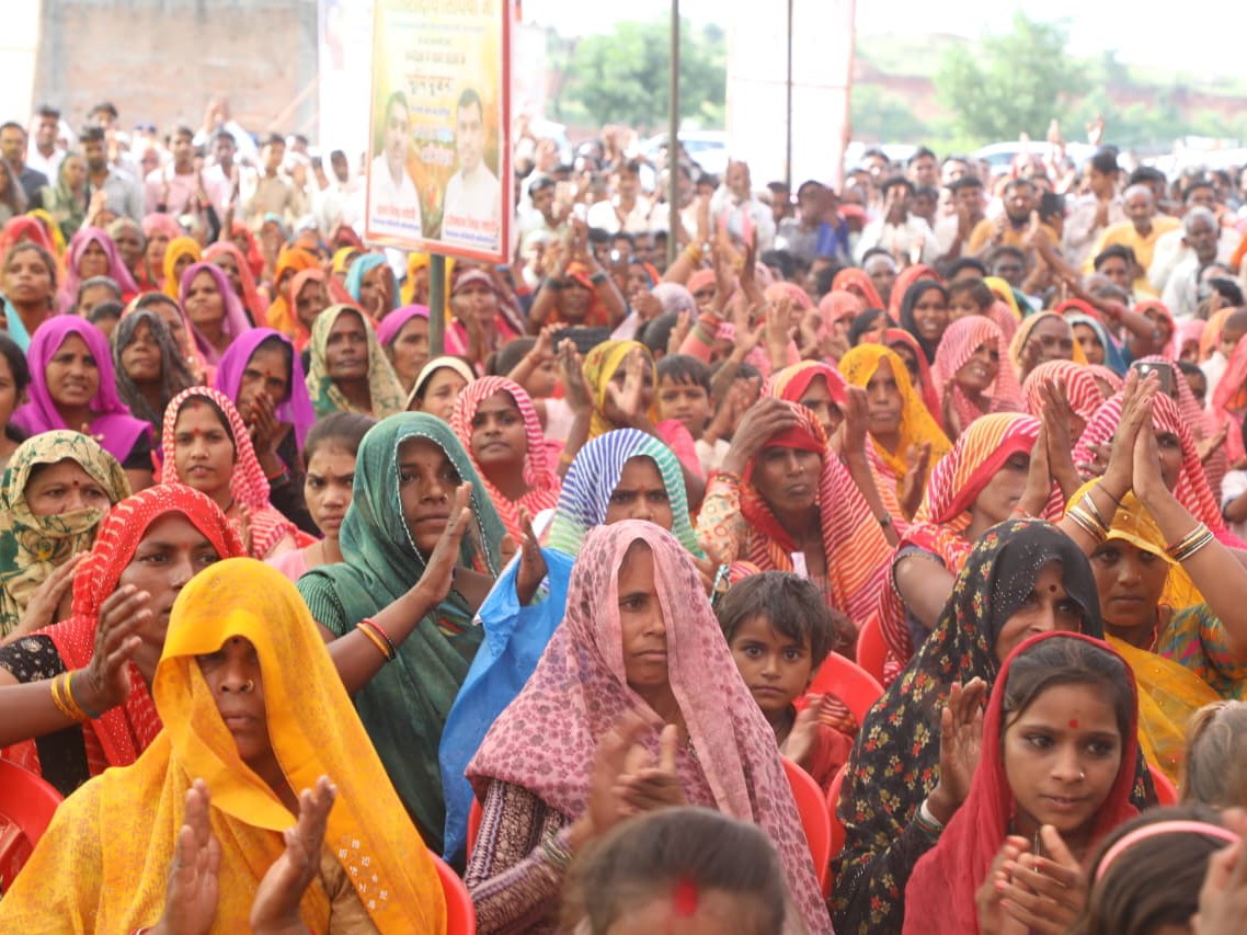 कार्यक्रम में बड़ी संख्या में महिलाएं उपस्थित रहीं।