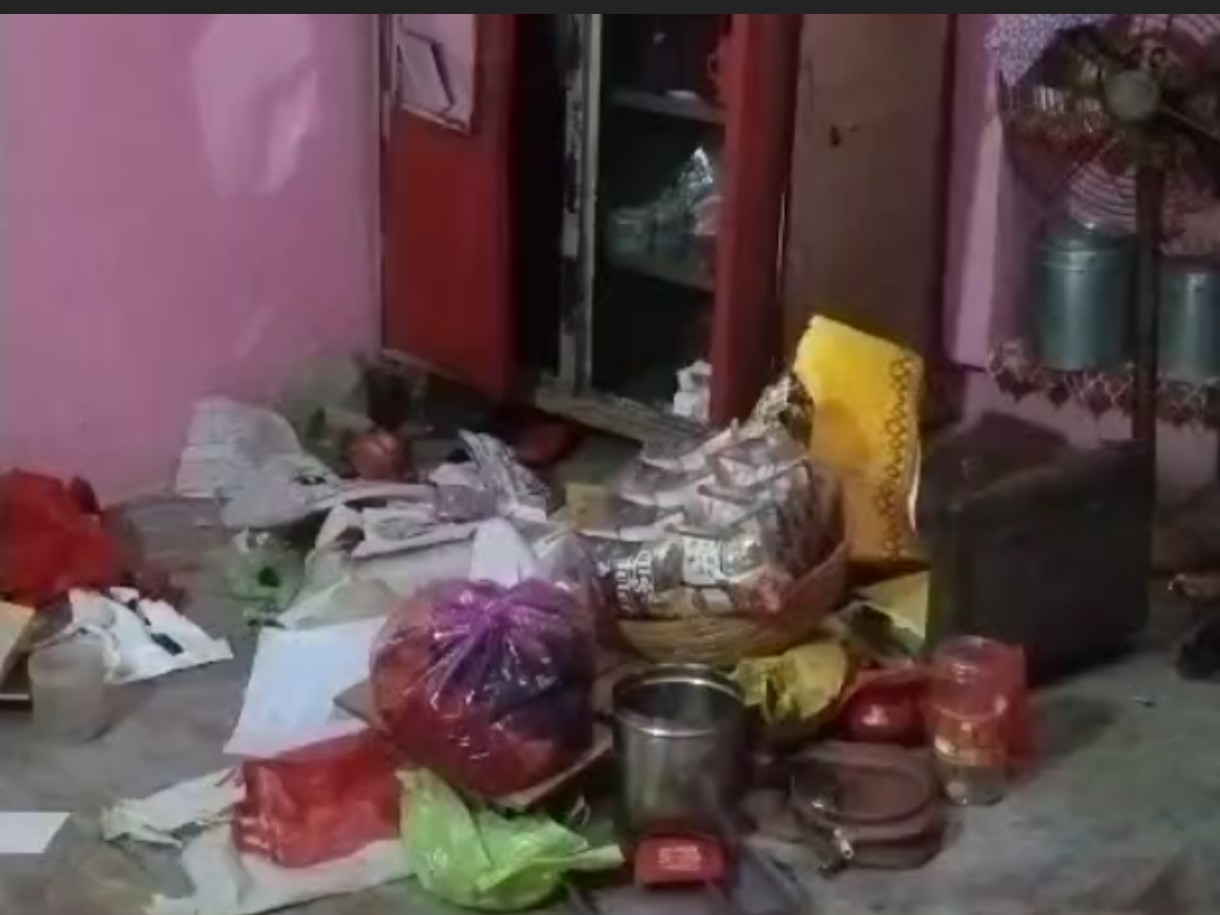 अलमारी और पेटी का सामान बिखेर दिया।