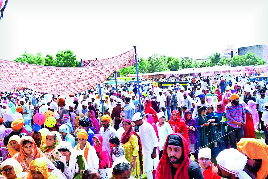 Paaths Program Ladiwar 16 Akhand Paaths were offered and devotees took a dip in the ...