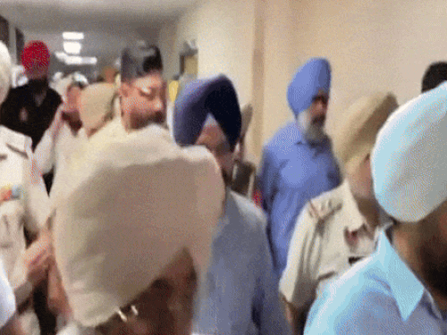 कोर्ट की तरफ से दोषी करार होने के बाद विधायक मनजिंदर सिंह लालपुरा को लेकर जाती पुलिस। - Dainik Bhaskar