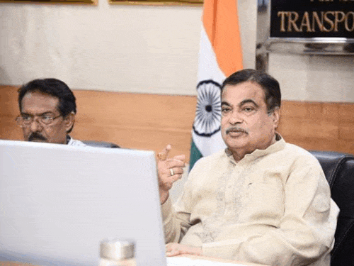 केंद्रीय मंत्री नितिन गडकरी अधिकारियों से मीटिंग करते हुए।