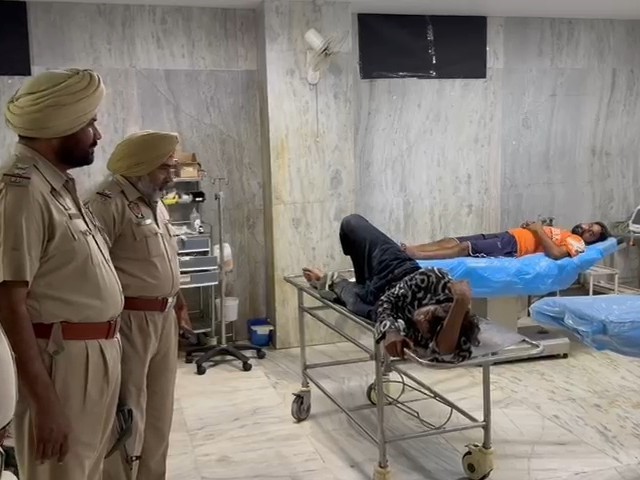 अस्पताल में दाखिल दोनों पकड़े गए बदमाश। - Dainik Bhaskar