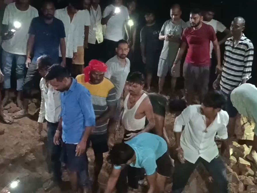 मौके पर स्थानीय लोगों ने भी राहत बचाव का काम किया।