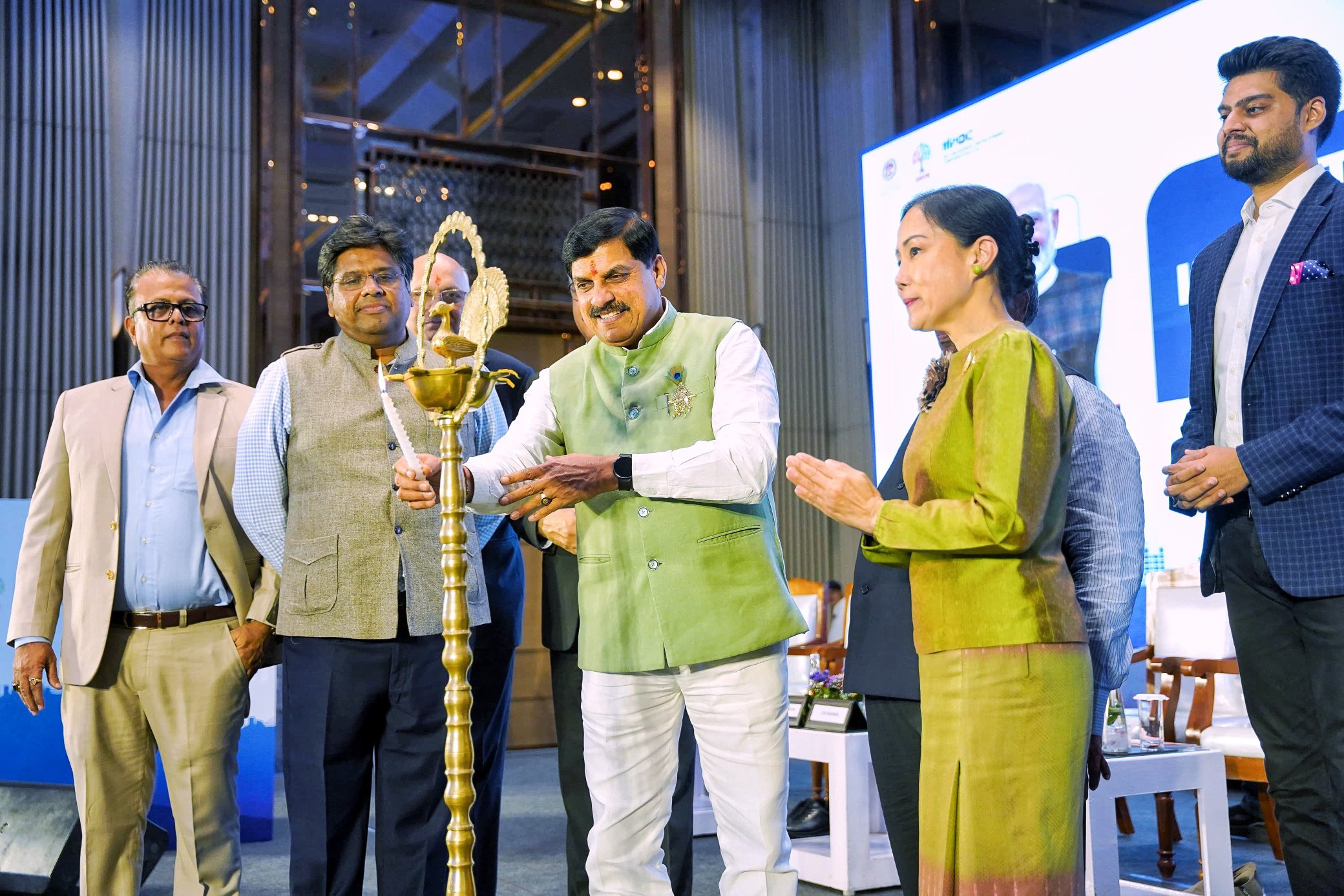 इंटररैक्टिव सेशन का द्वीप प्रज्वलित कर शुभारंभ करते डॉ. मोहन यादव।