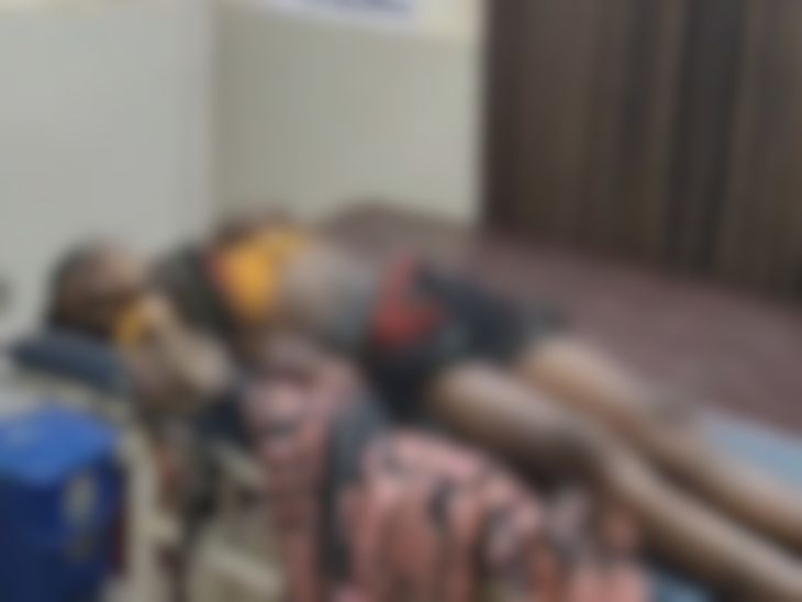 महिला गंभीर रूप से झुलस गई है। आरोप है कि पति ने रात को घर से निकाल दिया था।