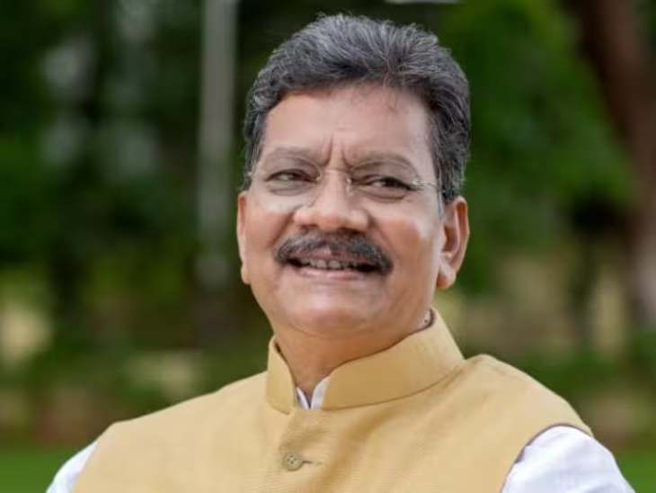 महंत ने कहा था कि, चमचे किसी को मुख्यमंत्री तो किसी को प्रदेश अध्यक्ष बनाते हैं। सभी जिलाध्यक्ष और नेता अपने-अपने चमचों को संभालकर रखें।