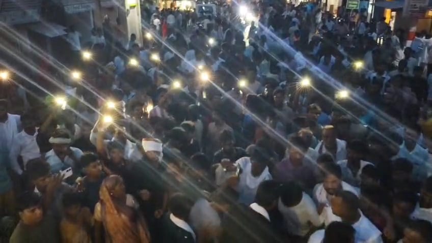 आजमगढ़ में सोमवार रात को सड़क जाम कर किया गया था प्रदर्शन।