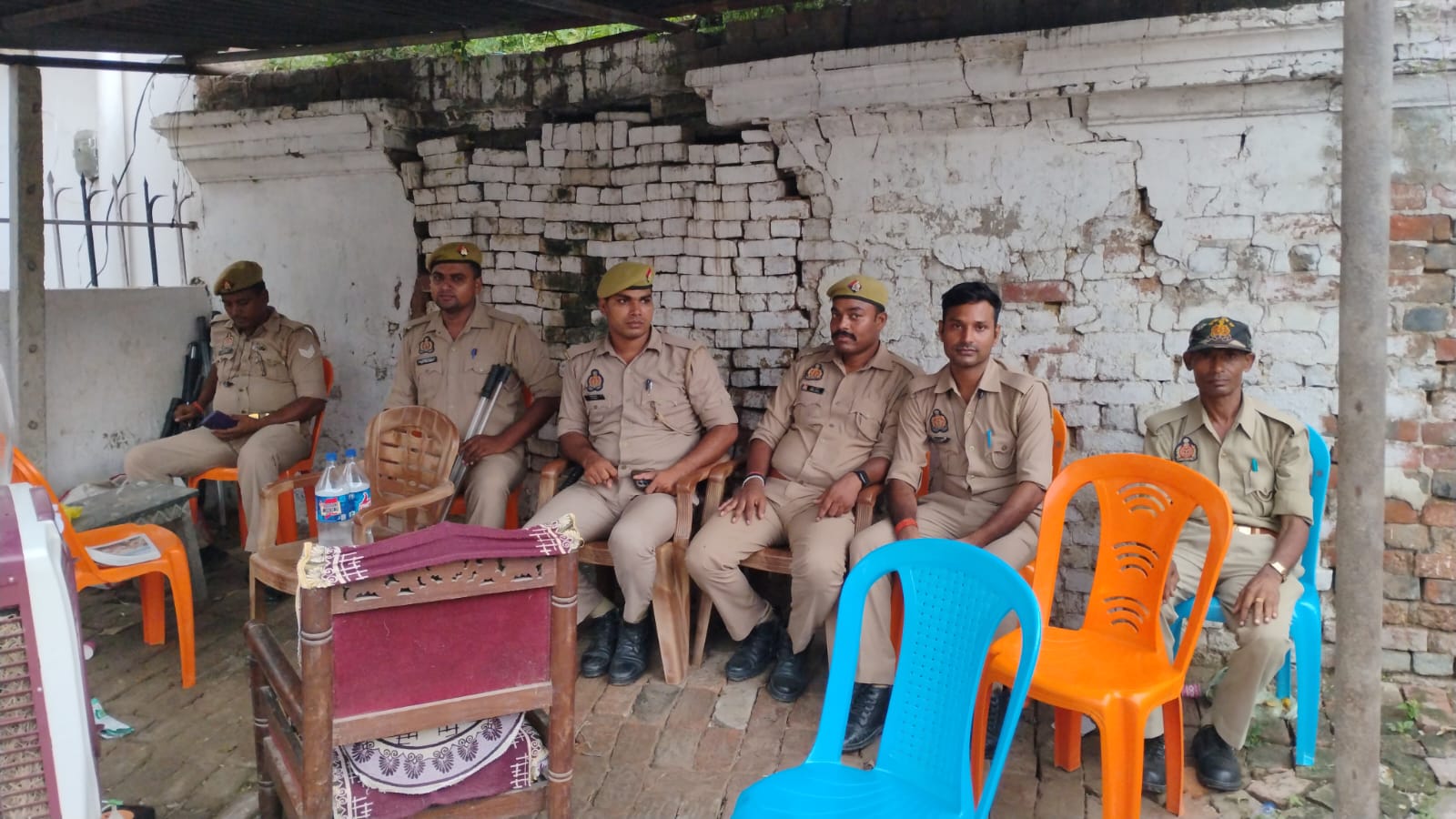आजमगढ़ में लोको पायलट दुर्गेश हत्याकांड के आरोपी ज्ञानेंद्र मिश्रा के घर के बाहर तैनात पुलिस।