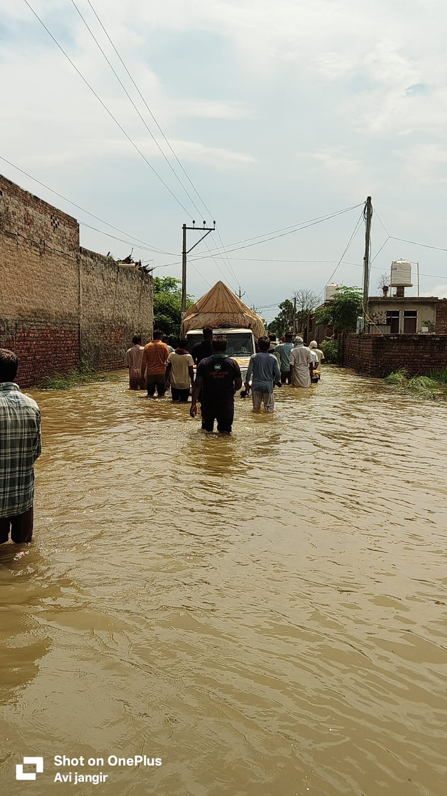 राहत सामग्री पाकर भावुक हुए फ़ाज़िल्का के पीड़ित परिवार, ढाकामांडी की पहल को सराहा।