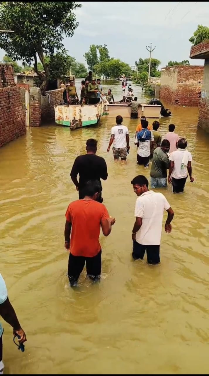 फ़ाज़िल्का ज़िले के महार जमशेर गांव में बाढ़ प्रभावित परिवारों को राहत सामग्री बांटते झुंझुनूं के ग्रामीण।