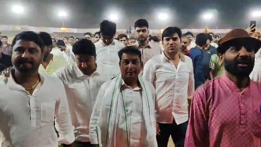 पूर्व मंत्री राजेंद्र गुढ़ा के बेटे शिवम गुढ़ा के जन्मदिन पर मंच पर पहुंचे नरेश मीणा।