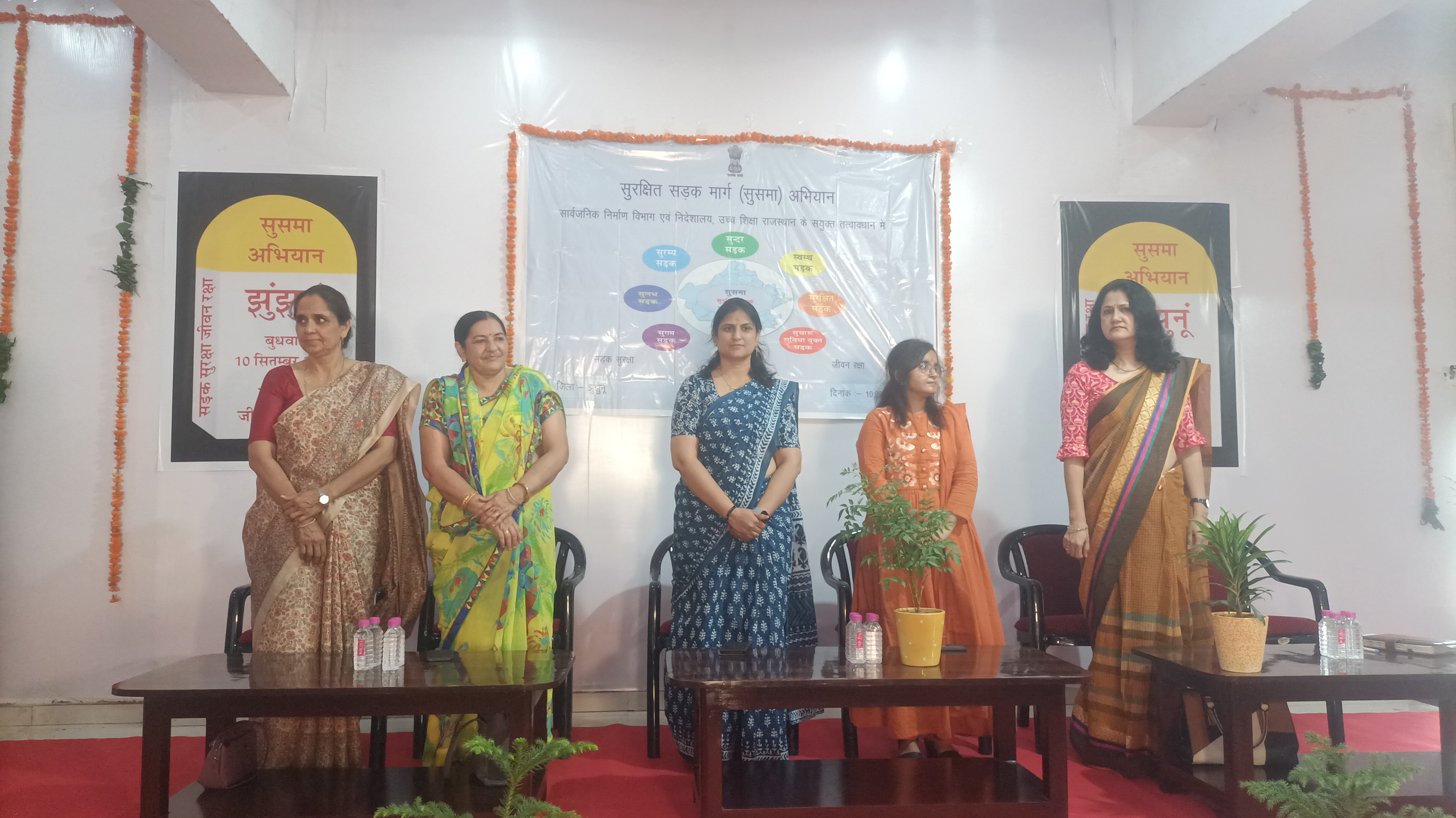अंबेडकर भवन में आयोजित सुषमा अभियान के कार्यक्रम में छात्र-छात्राओं को सड़क सुरक्षा की जानकारी देते अधिकारी।