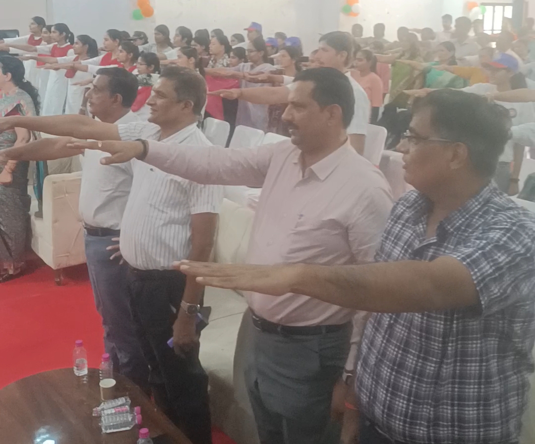 एनसीसी कैडेट्स और युवाओं को सुरक्षित सड़क गलियारा विकसित करने का संकल्प दिलाते अभियान से जुड़े अधिकारी।