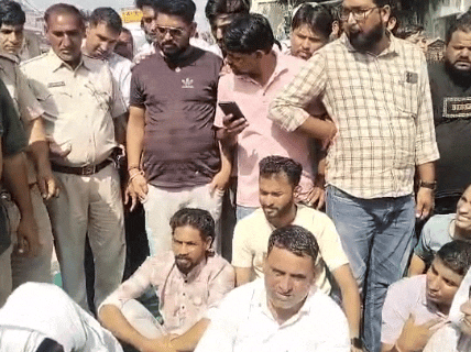 जेवली स्टैंड पर सीकर-सालसर मार्ग पर जाम लगाकर बैठे लोग।
