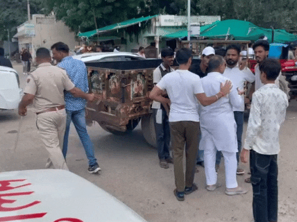 मौके से जाम हटवाते हुए पुलिस।