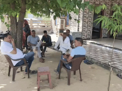 मकान में चोरी होने का पता चलने पर लोग मौके पर जुट गए।