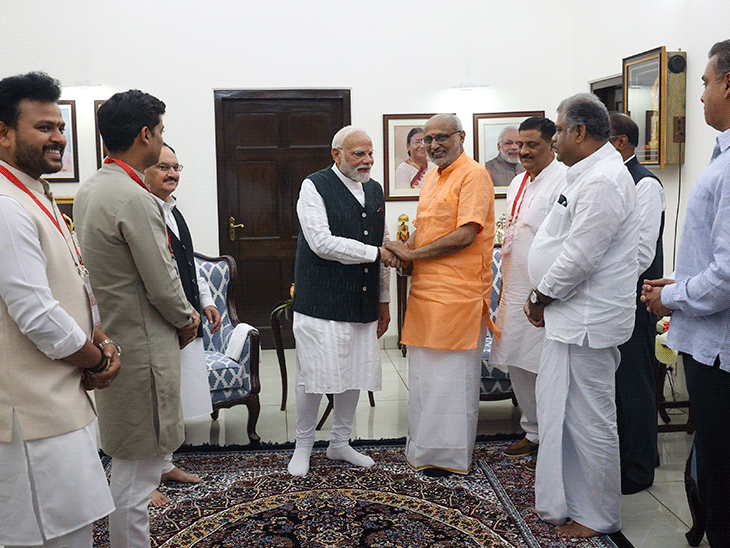 प्रधानमंत्री नरेंद्र मोदी ने मंगलवार रात सीपी राधाकृष्णन से मुलाकात की। उन्हें उपराष्ट्रपति चुने जाने पर बधाई दी। - Dainik Bhaskar
