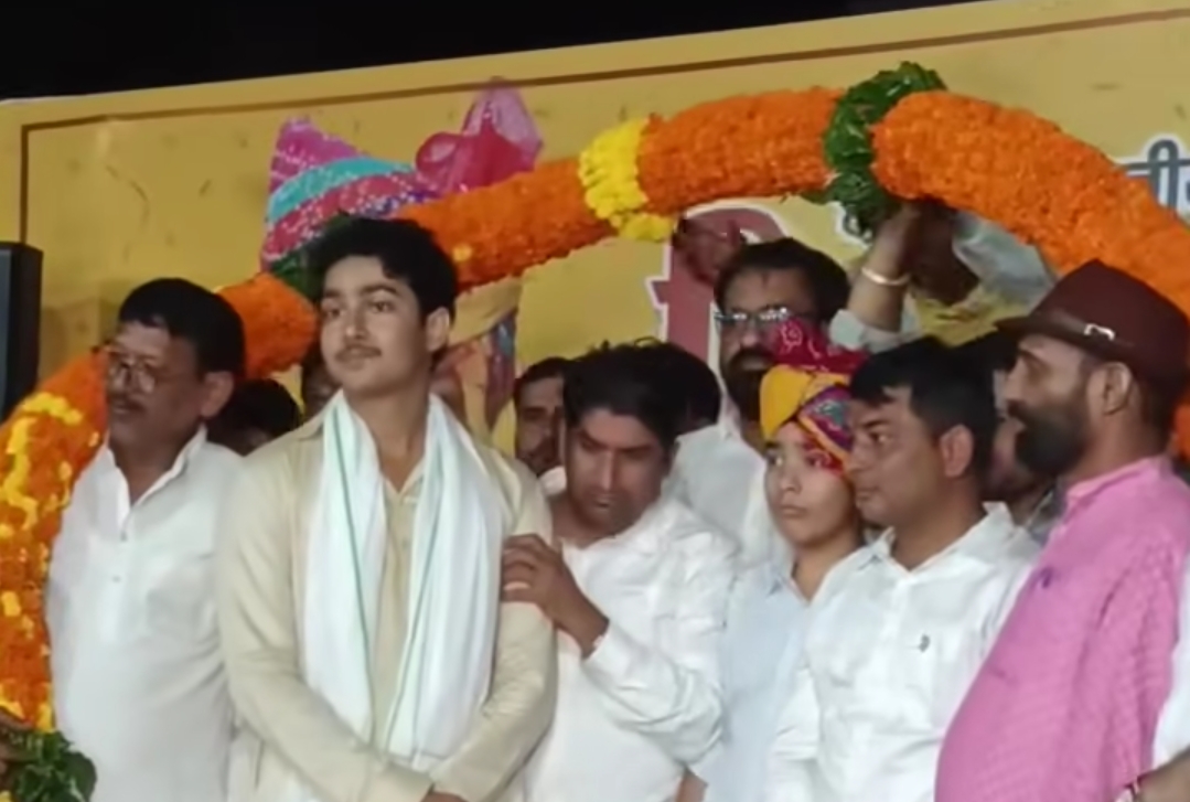 शिवम गुढ़ा को जन्मदिन की शुभकामनाएं देते हुए नरेश मीणा, साथ खड़े राजेंद्र गुढ़ा और अन्य अतिथि।