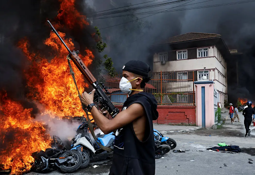 मंगलवार को प्रदर्शनकारियों ने सुरक्षाबलों के हथियार लूट लिए थे।