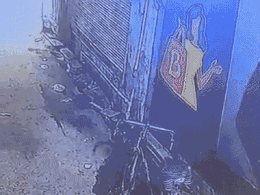 पाली में सूरजपोल चौराहे के पास सोमवार रात करीब साढ़े 9 बजे अचानक मकान की बालकनी धराशायी हो गई।