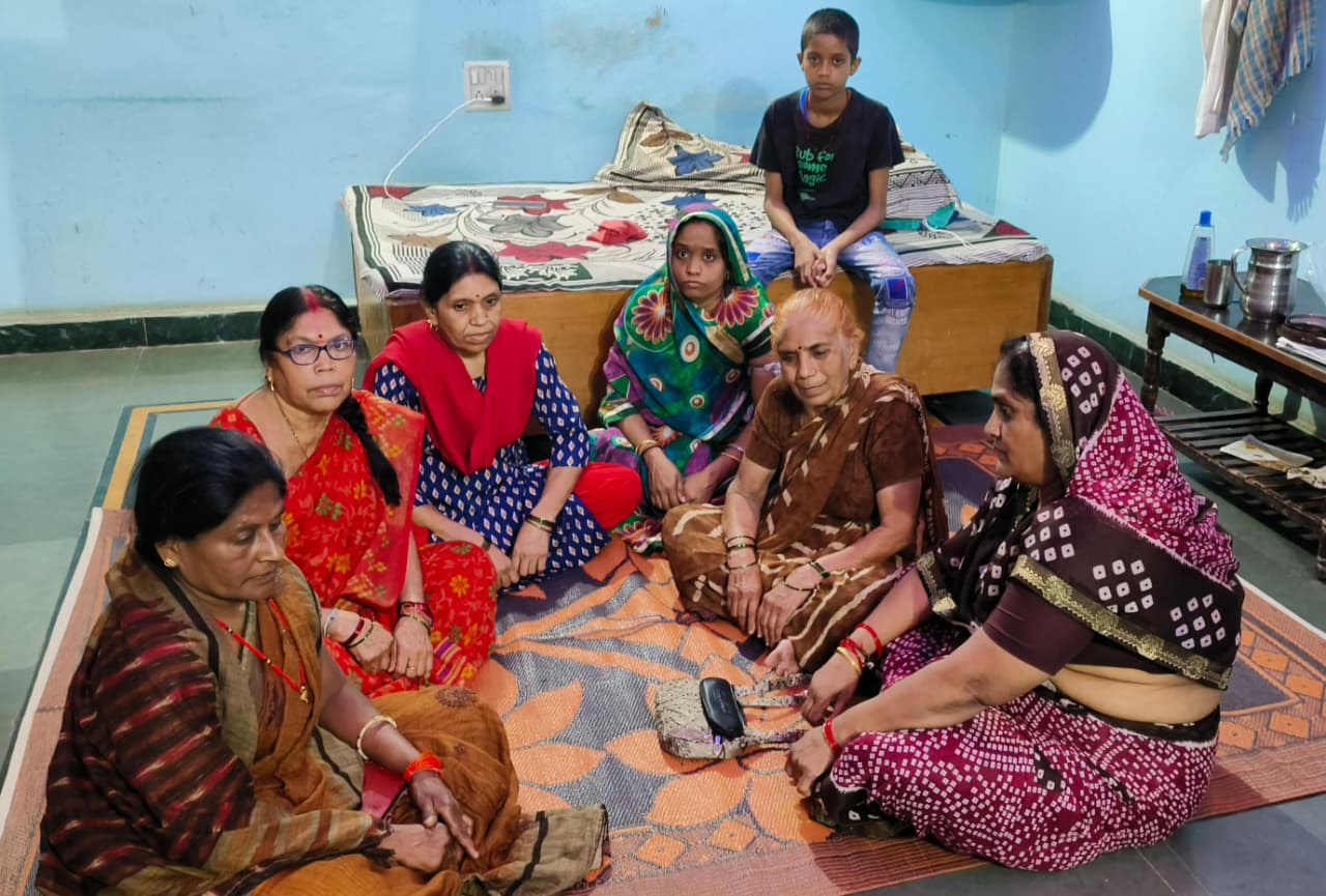The family is shocked by Aarti's accidental death.