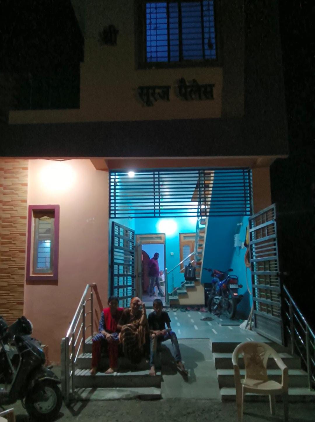 आरती के मकान के बाहर चौखट पर पोते के साथ बैठी आरती की मां शीला पाल।