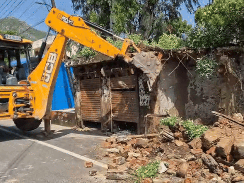 कुछ लोगों ने विरोध किया लेकिन समझाइश के बाद मामला शांत हो गया।