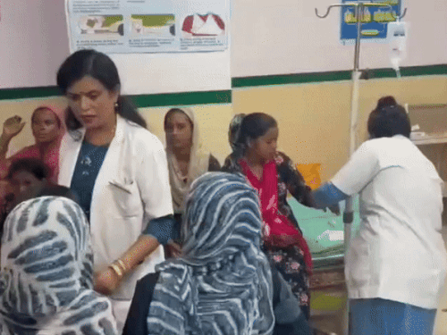 जिला अस्पताल में घायलों का किया जा रहा इलाज। - Dainik Bhaskar