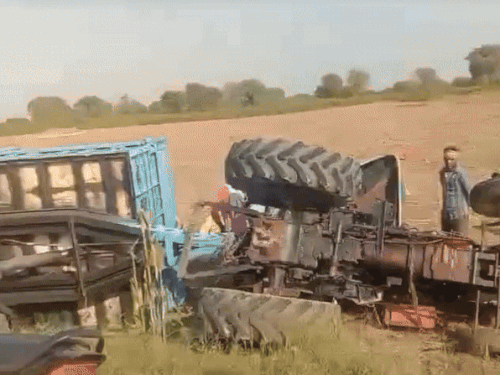 घटनास्थल पर पलटा हुआ ट्रैक्टर