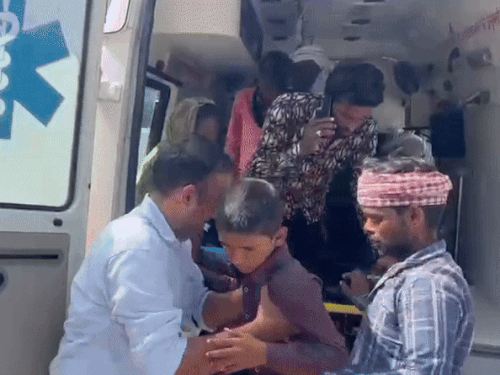 जिला अस्पताल में एम्बुलेंस में सवार होकर पहुंचे घायल