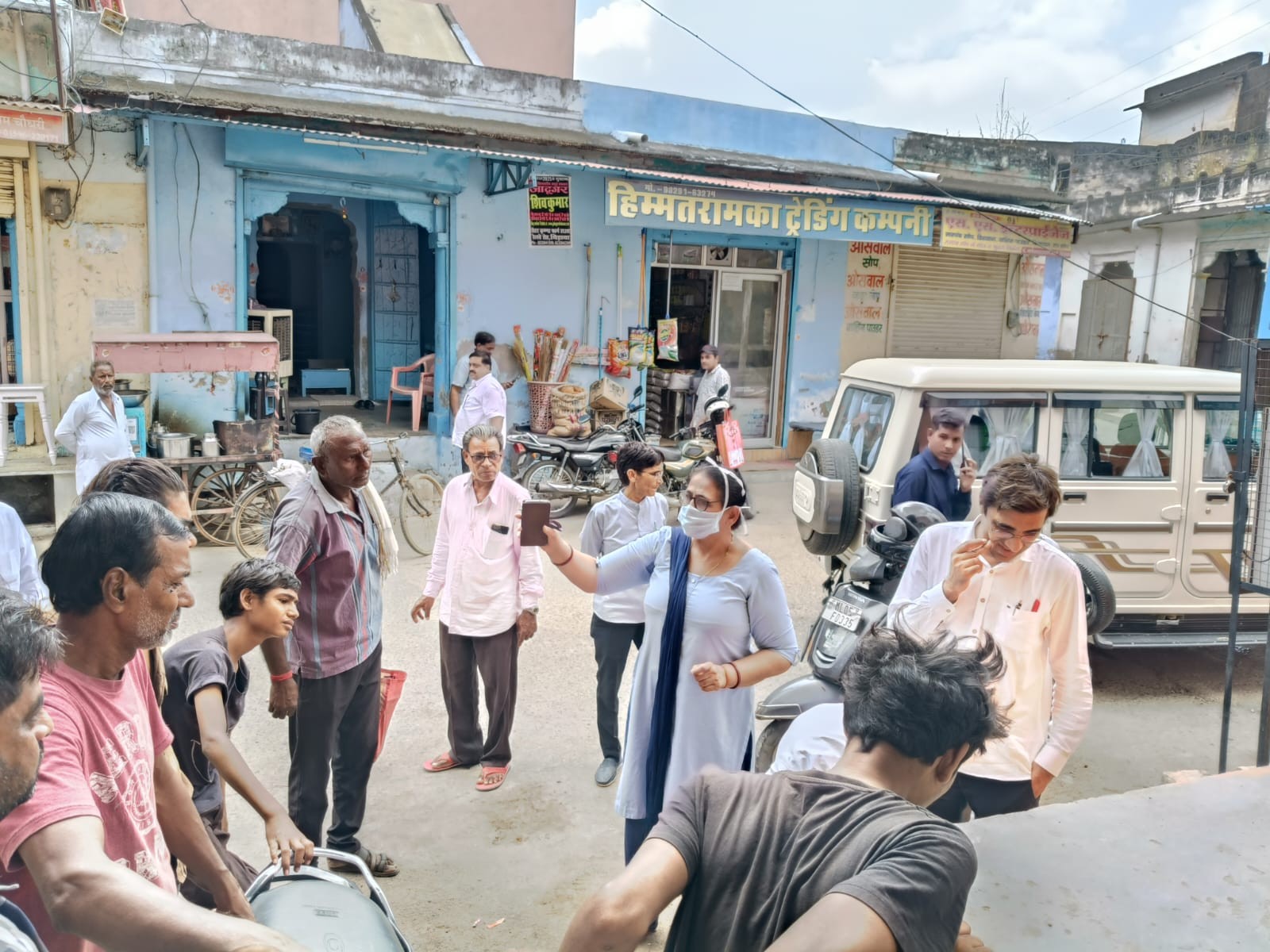टीम ने लोगों को बारिश का पानी जमा न होने देने की सलाह दी