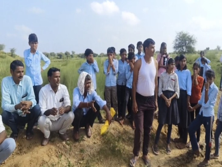 मौके पर मौजूद ग्रामीण और बच्चे।
