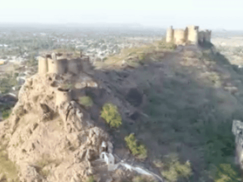 गढ़ पैलेस का निर्माण 1738 में ठाकुर गुमान सिंह ने करवाया था।