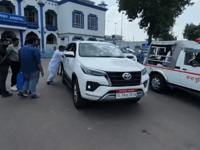 पाली सांसद पीपी चौधरी दिल्ली से जोधपुर पहुंचे। वहां कार खराब हो गई। कार्यकर्ताओं ने खूब धक्के लगाए, लेकिन कार स्टार्ट नहीं हुई। सांसद दूसरी कार से रवाना हुए।