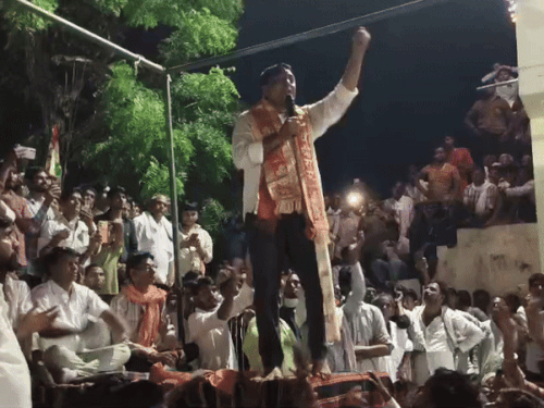 लोगों को संबोधित करते नरेश मीणा।