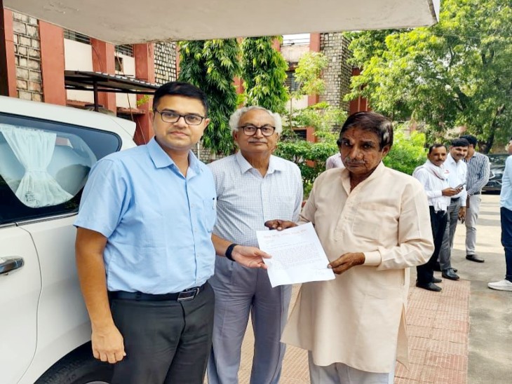 कलेक्टर देवेंद्र कुमार को अभिनंदन पत्र सौंपते विश्व हिंदू परिषद के पदाधिकारी