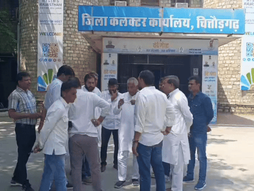 कांग्रेसियों ने की सड़क ठीक करवाने की मांग।
