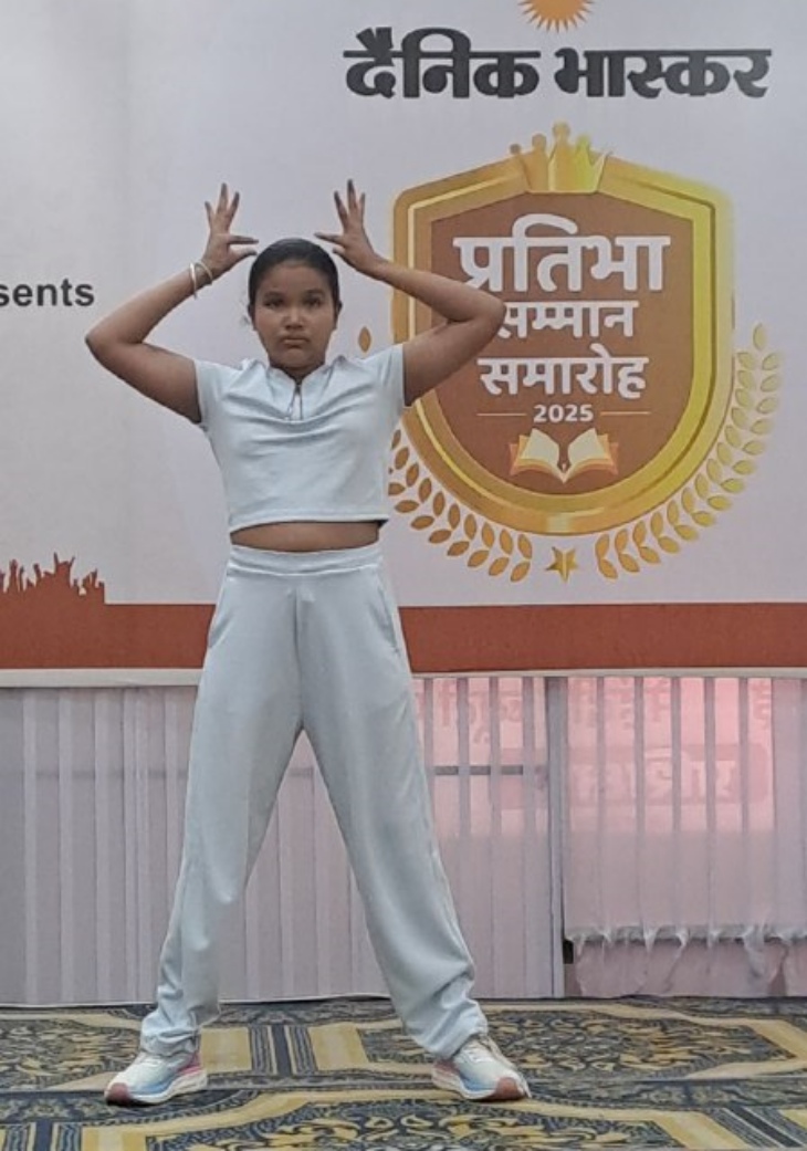 दैनिक भास्कर और बीसीएम ग्रुप की ओर से गुरुवार को पाली के रोटरी क्लब में आयोजित प्रतिभा सम्मान समारोह में डांस की प्रस्तुति देते हुए नियति मेहता।