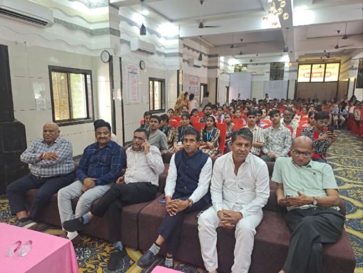 दैनिक भास्कर और बीसीएम ग्रुप की ओर से गुरुवार को पाली के रोटरी क्लब में आयोजित प्रतिभा सम्मान समारोह में मौजूद अतिथि।