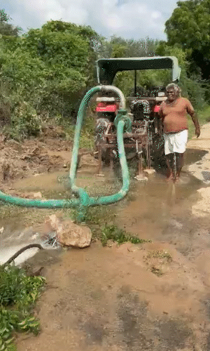 पानी से भरे खेत को दिन रात जनरेटर के जरिए निकाला जा रहा है। किसान का कहना है कि ऐसा मंजर पहली बार देखा है।