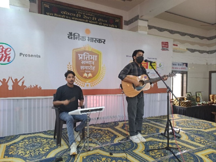 दैनिक भास्कर और बीसीएम ग्रुप की ओर से गुरुवार को पाली के रोटरी क्लब में आयोजित प्रतिभा सम्मान समारोह में प्रस्तुति देते हुए म्युजिकल परिेदें।